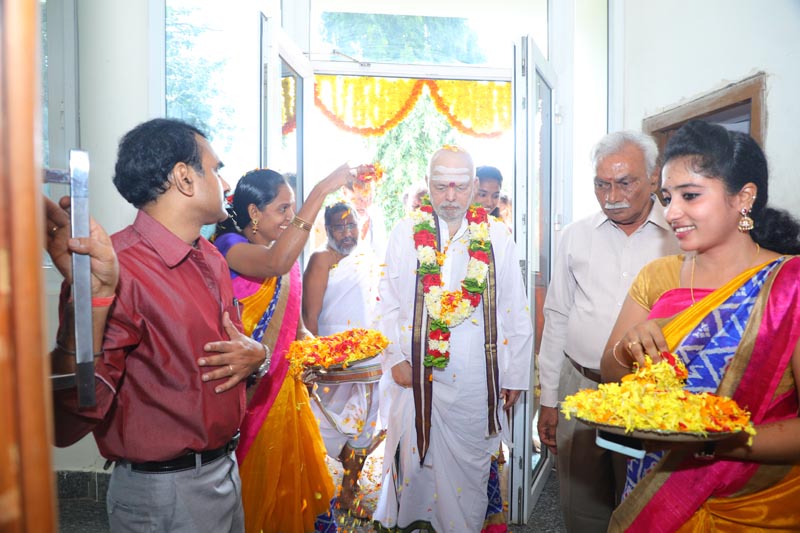 Sri Mulugu Ramalingeshwara Varaprasad Siddhanti was honoured with Jyotishyasastra Vignana Visharadha at Tummalapalli Kalakshetram, Vijayawada (38)